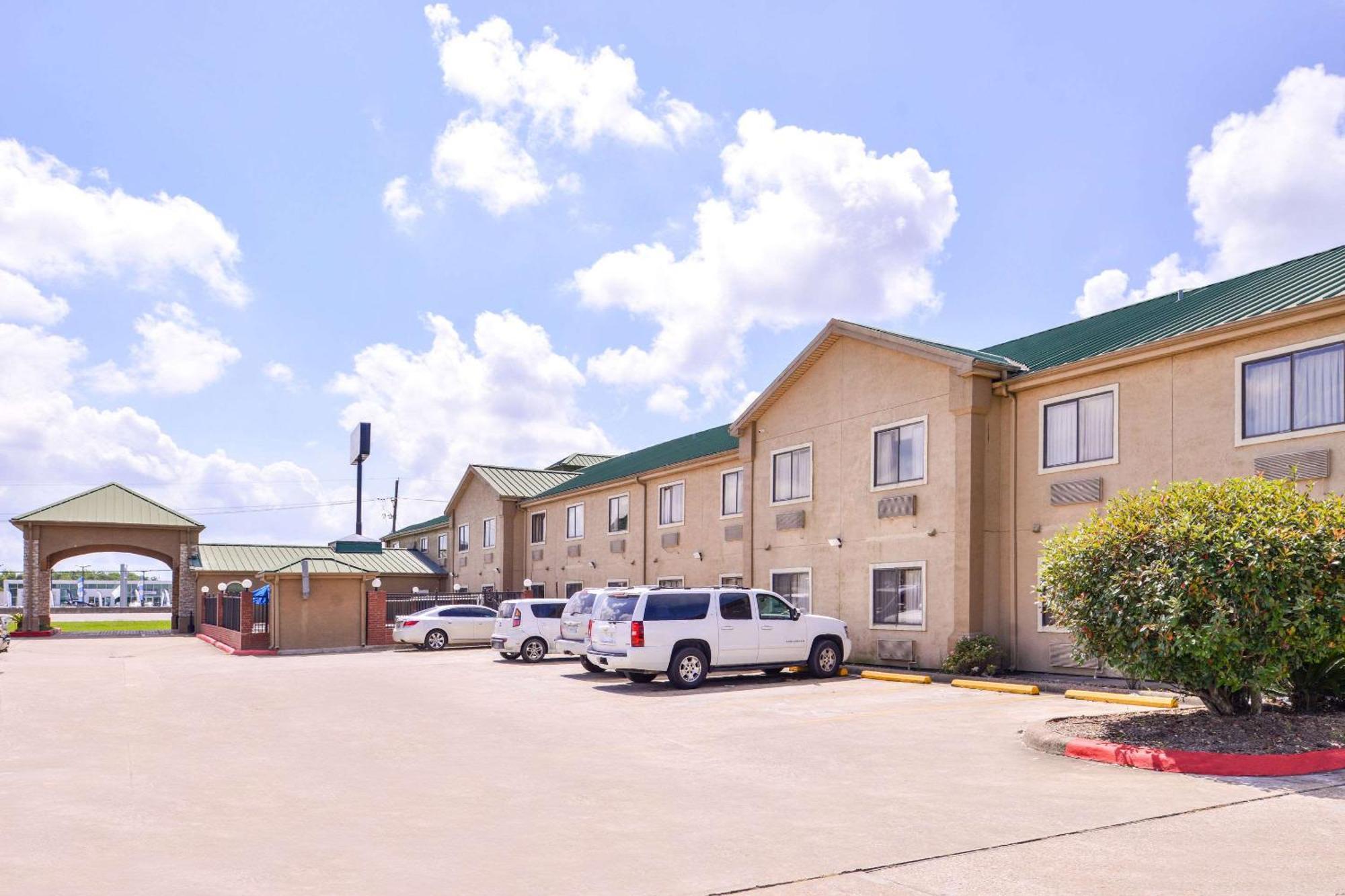 Quality Inn & Suites Beaumont Exterior photo