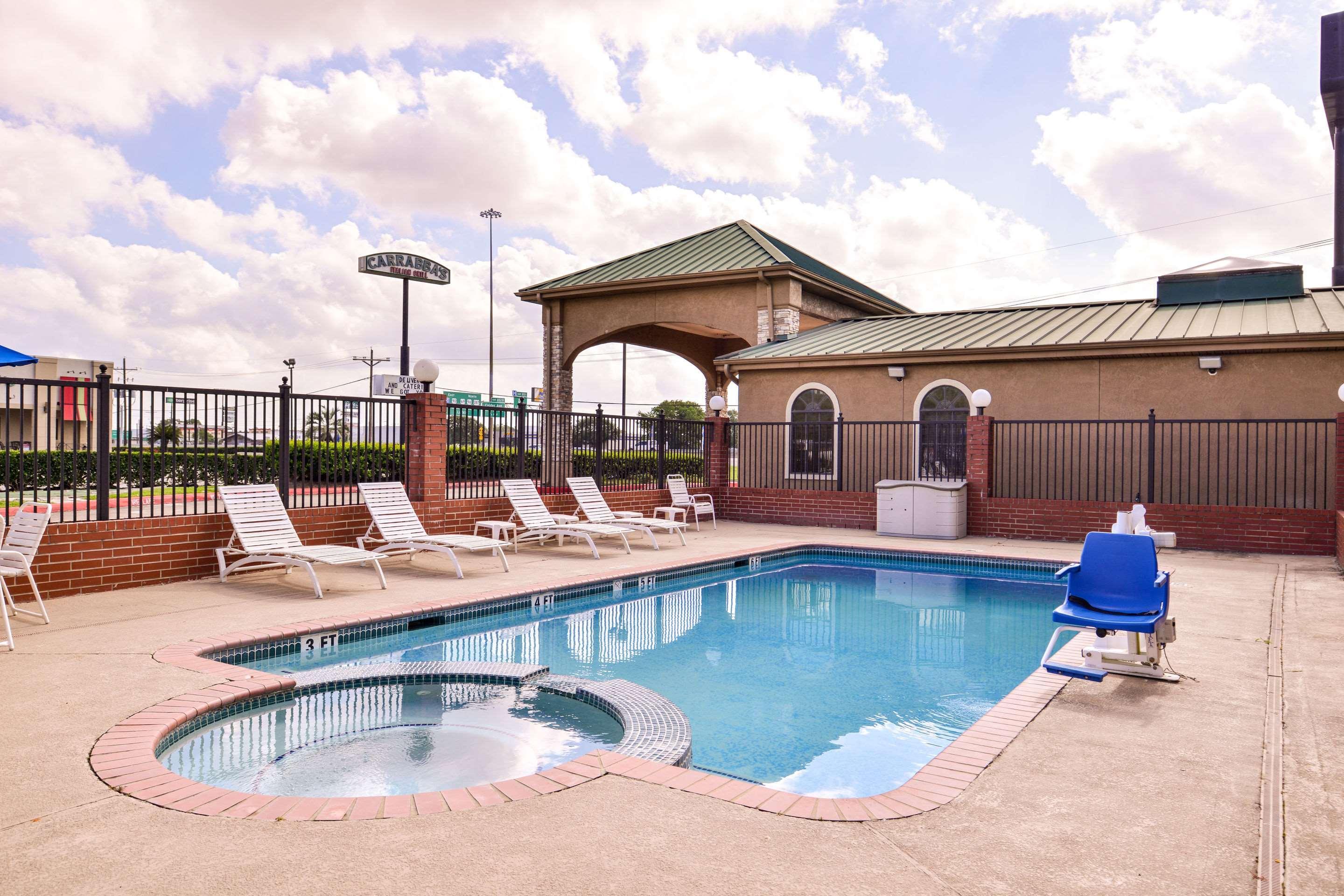 Quality Inn & Suites Beaumont Exterior photo